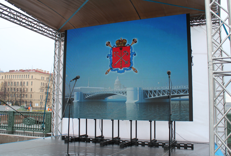 Викинг на торжественной церемонии открытия Дворцового моста
