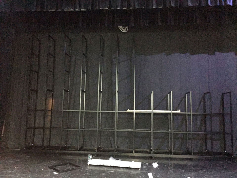Сборка indoor экрана на сцене актового зала